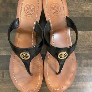EUC Tory Burch black patent leather sandals